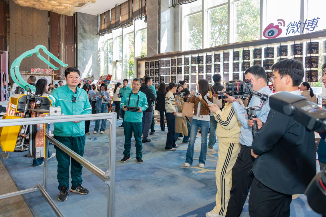 国网山东电力机器人亮相全国政务V影响力大会展台(图3)