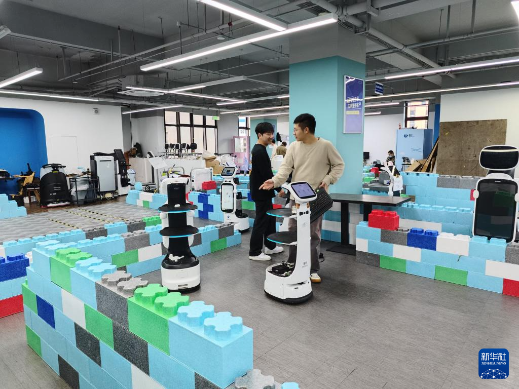 必一智能运动科技：中国经济样本观察·企业样本篇丨“智造”10万台服务机器人“小巨人”擎朗有大梦想(图1)