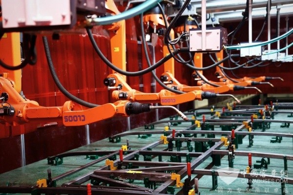 人民网聚焦宇通智能化生产向智而生效率革新(图3)