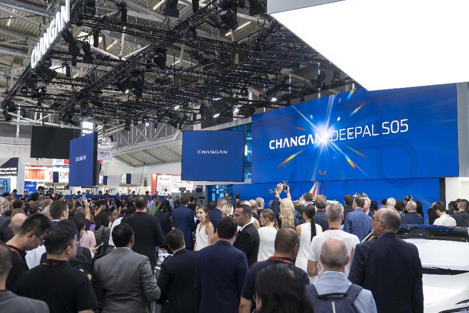 技术筑基生态赋能：深蓝汽车秋季新品发布会重构新能源市场格局(图8)