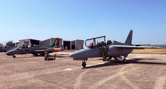 必一运动：美国砸3800万急造教练机专练五代机飞行员对华围堵将再升级(图5)