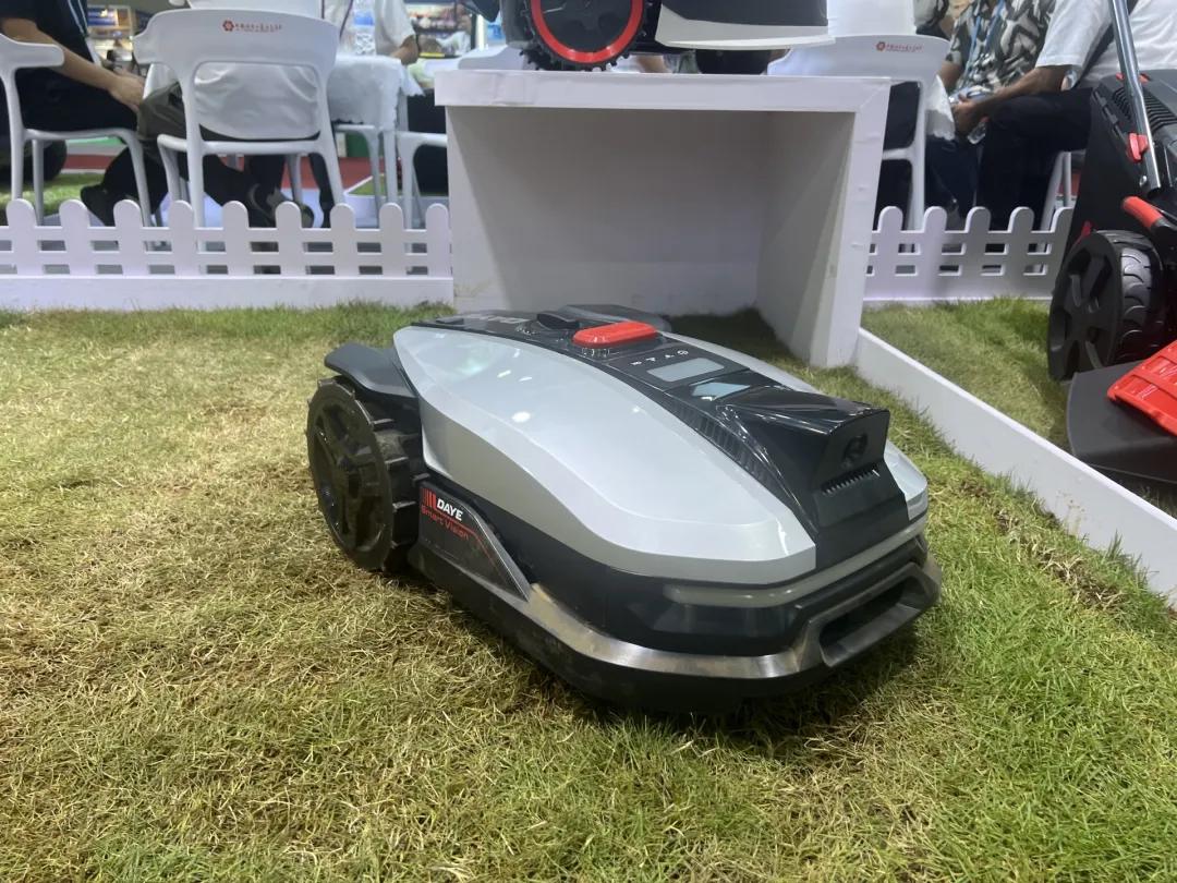 “非常突然”欧盟动手了！中国割草机器人攻占欧美家庭后花园业内人士：中企弯道超车欧盟老牌企业受到冲击(图4)