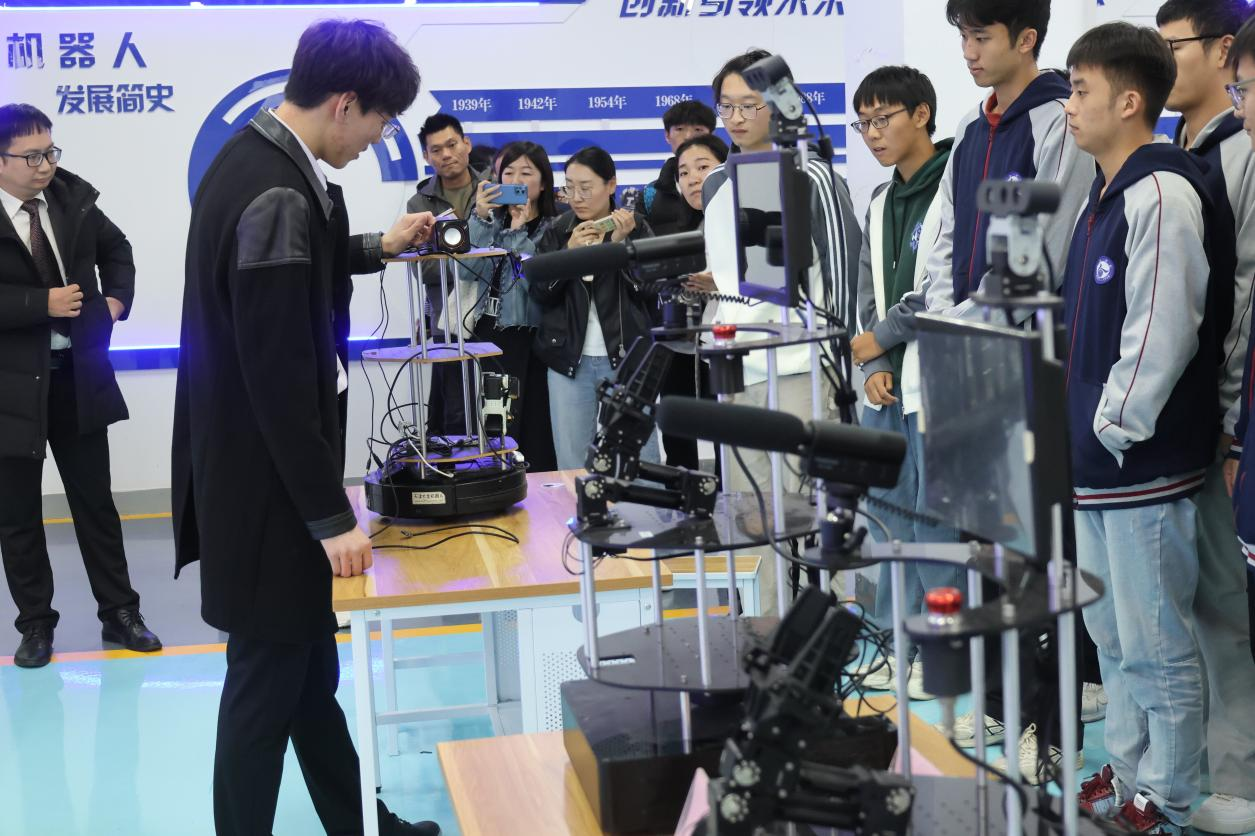 2024年AI机器人技术与教育发展交流会在山东商业职业技术学院隆重举行(图7)